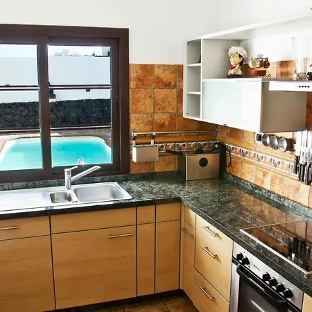 Charming House In With Private Pool Tinajo